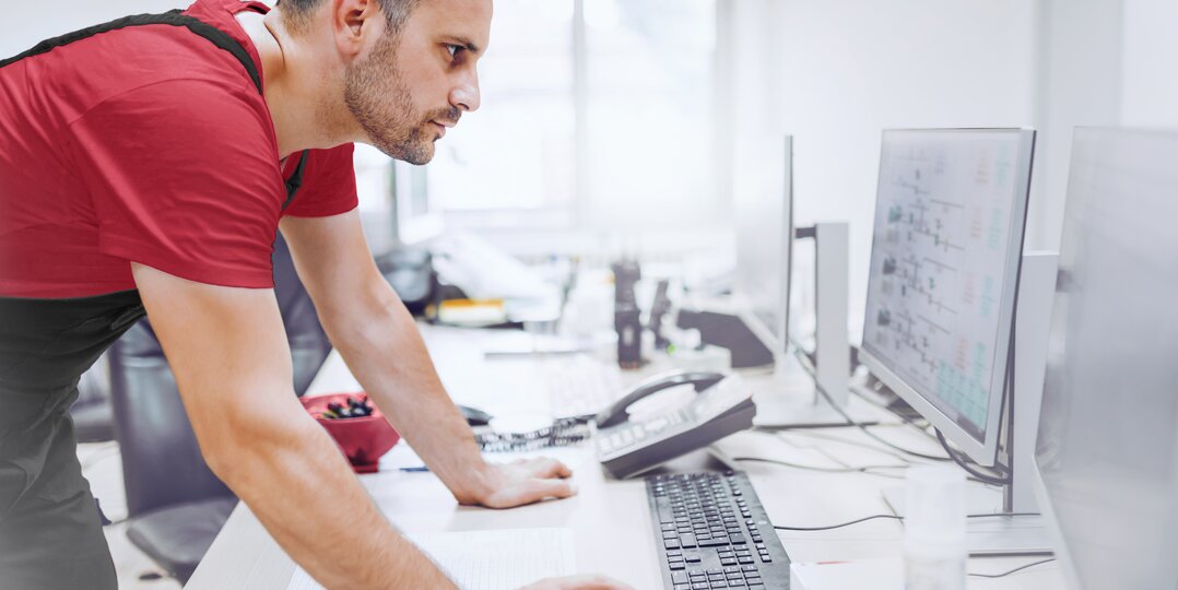  Worker at the computer